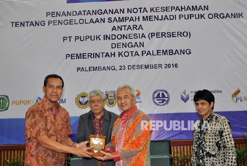  Penandatanganan nota kesepahaman tentang pengelolaan sampah menjadi pupuk organik antara PT Pupuk Indonesia dengan Pemerintah Kota (Pemkot) Palembang di Graha Pupuk Sriwidjaja (Pusri), Jumat (23/12).(Foto : Republika/Maspril Aries)