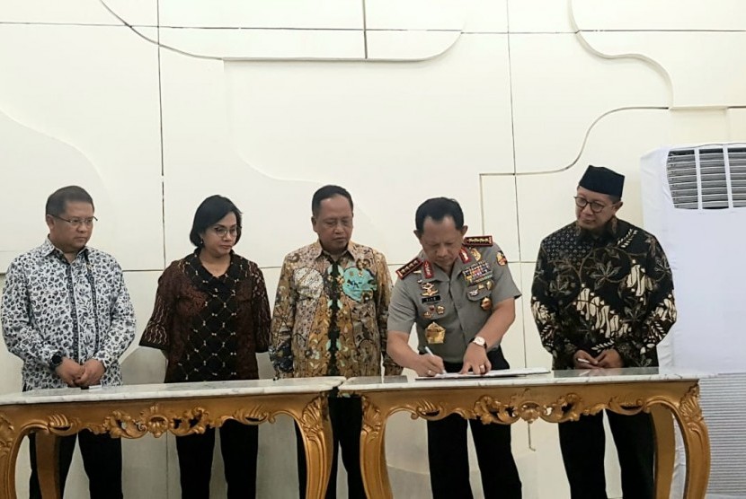 Penandatanganan Nota Kesepahaman tentang Penyelenggaraan Layanan Sertifikasi Halal bagi Produk yang Wajib Bersertifikat Halal, di Istana Wapres, Jalan Merdeka Utara No.15, Jakarta, Rabu (16/10).