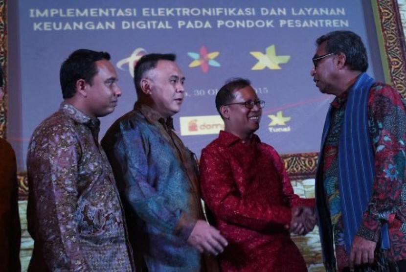 Penandatanganan nota kesepahaman terkait implementasi layanan keuangan digital untuk pondok pesantren, Jumat (30/10). 