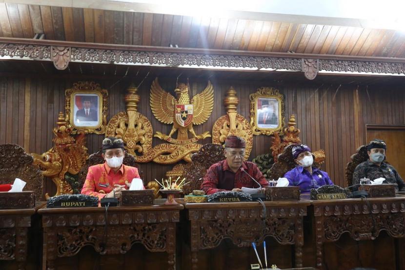 Penandatanganan Nota Kesepakatan KUA PPAS Perubahan APBD Tahun 2021 oleh Bupati Klungkung I Nyoman Suwirta dan Ketua DPRD Kabupaten Klungkung Anak Agung Gde Anom.