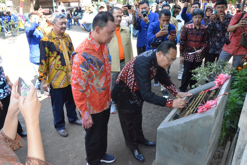 Penandatanganan nota kesepakatan Universitas Negeri Yogyakarta dan  Pemkab Magelang di Kampung Wisata Air Blaburan.