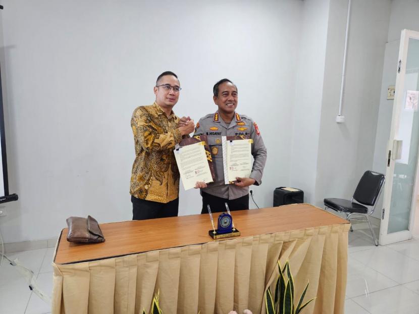 Penandatanganan pedoman PKT oleh Pjs General Manager PT KPI RU VI Wahyu Sulistyo Wibowo dengan Direktur Pamobvit  Polda Jabar Kombes Pol M.  Hidayat B SIK SH MH di Bandung.