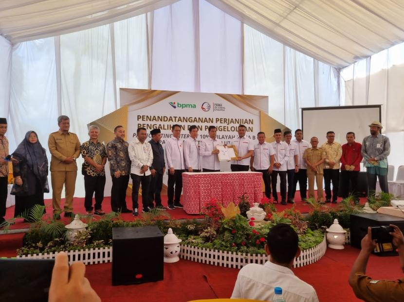 Penandatanganan pengalihan hak PI dilakukan oleh Direktur Utama PT Pema Global Energi (PGE) Andika Mahardika selaku kontraktor kontrak kerja sama (K3S) dan Zulkhairi Selaku Direktur Utama PE NSB di Aceh Productions Point A, Lhokseumawe, Aceh Utara.