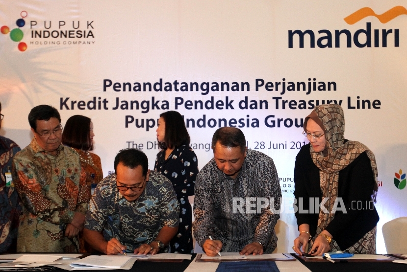 Penandatanganan perjanjian fasilitas kredit modal kerja dan Treasury Line antara PT Bank Mandiri (Persero) Tbk dan Pupuk Indonesia Group di Jakarta, Selasa (28/6).