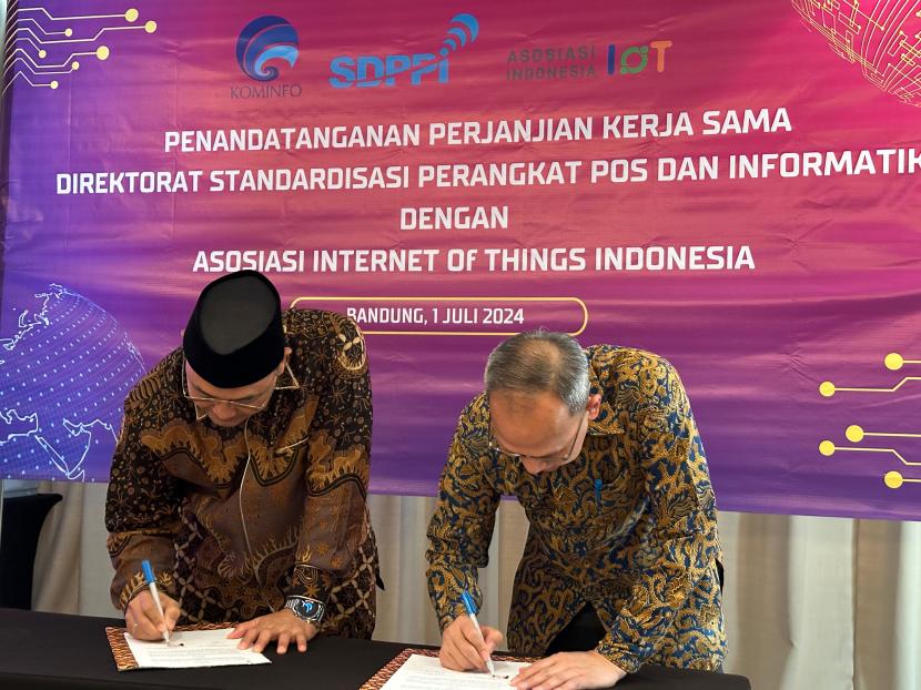 Penandatanganan Perjanjian Kerja Sama antara Direktur Standardisasi Perangkat Pos dan Informatika Kominfo dengan Ketua Umum Asosiasi Internet of Things Indonesia
