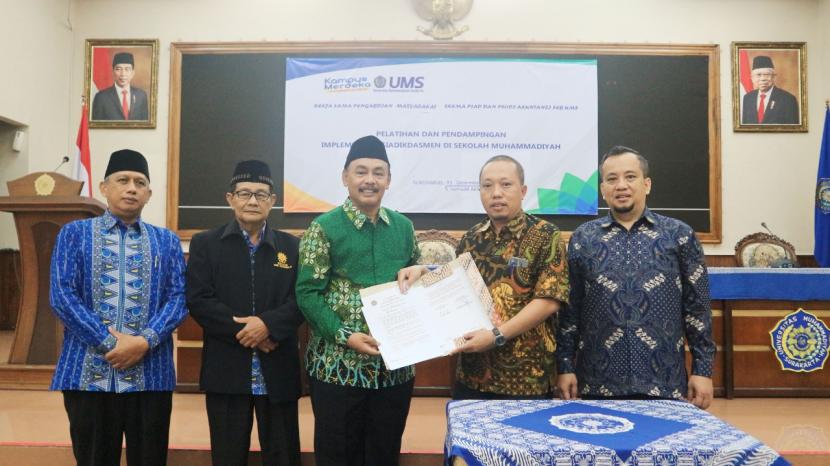 Penandatanganan perjanjian kerja sama antara FEB UMS dan Majelis Dikdasmen PDM Kabupaten Sukoharjo, Sabtu (31/12)