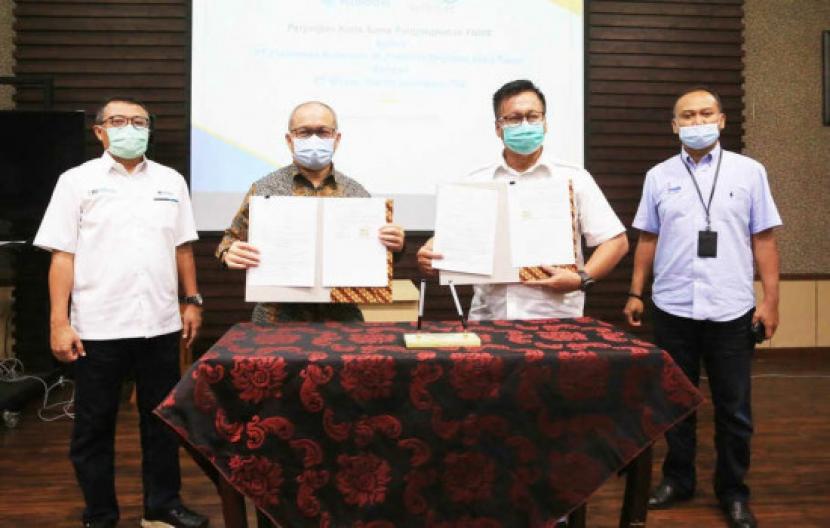 Penandatanganan perjanjian kerja sama antara Pelindo III Group, Pertamina Group dan PT Wilmar Nabati Group untuk distribusi bahan baku bioenergi di kantor Pelindo III Regional Surabaya.