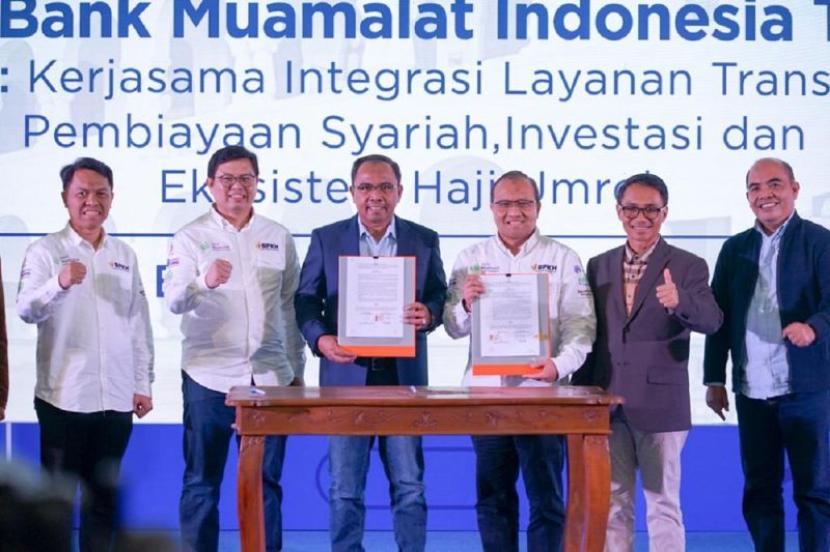 Penandatanganan perjanjian kerja sama antara PT Pos Indonesia dengan PT Bank Muamalat Indonesia di Bandung, Jawa Barat, Senin (31/7/2023)