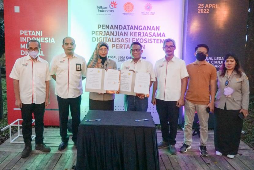 Penandatanganan perjanjian kerja sama antara Telkom dan Kementan, yang bertajuk Sinergitas Digitalisasi Pengembangan Sumber Daya Manusia dan Kewirausahaan pada Bidang Pertanian, di Kabupaten Cianjur, Jawa Barat. 