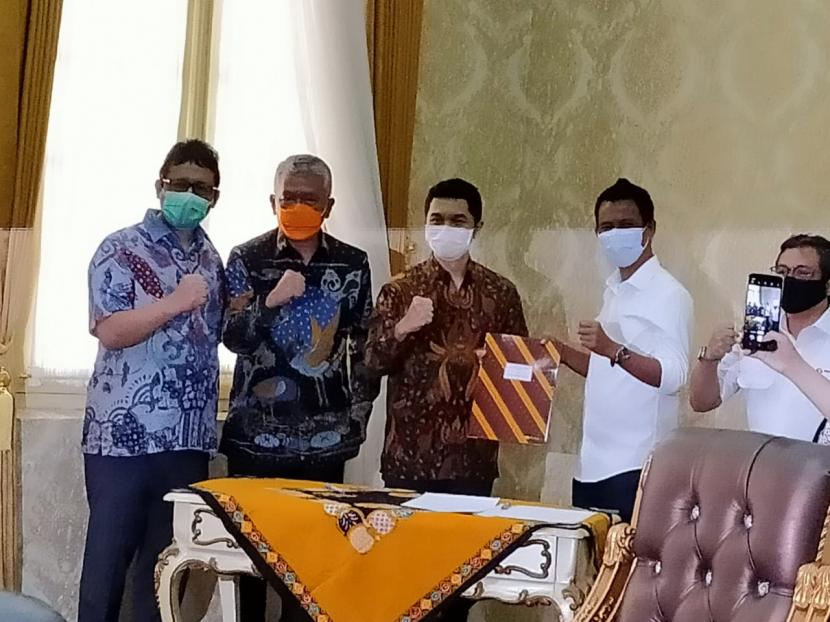Penandatanganan perjanjian kerja sama MHJ ONWJ dengan mitra CSR untuk pemasang listrik gratis di kantor Dinas Bupati Indramayu.