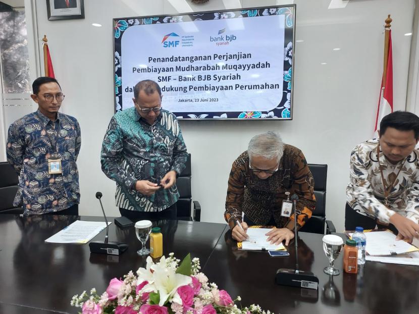 Penandatanganan perjanjian kerja sama Pembiayaan Mudharabah Muqayyadah bank bjb syariah dan PT SMF pada akhir pekan lalu di Jakarta.