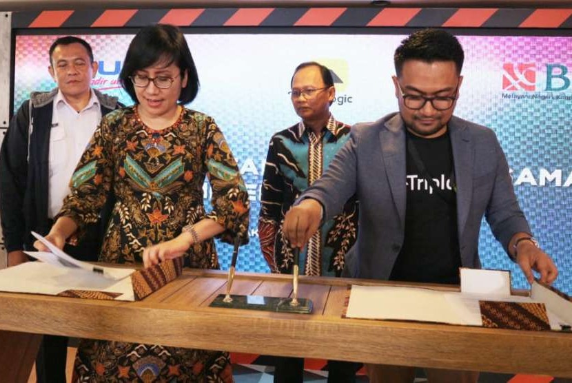 Penandatanganan Perjanjian Kerja Sama (PKS) antara Direktur Bisnis Ritel BNI Tambok P Setyawati dan CEO Triplogic Oki Earlivan S  di Jakarta, Senin (10/9). 