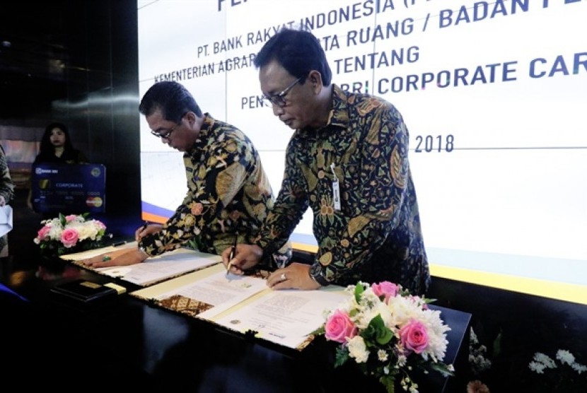 Penandatanganan Perjanjian Kerja Sama (PKS) antara Kementerian Agraria dan Tata Ruang (ATR)/Badan Pertanahan Nasional (BPN) dengan Bank Rakyat Indonesia (BRI) di Gedung BRI, Jakarta, Rabu (16/5). 