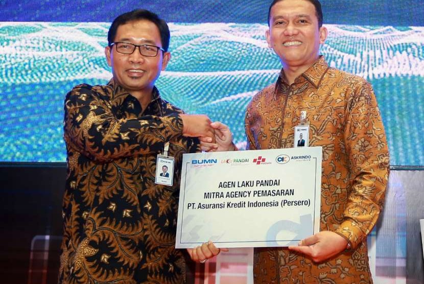 Penandatanganan perjanjian kerja sama (PKS) yang dilakukan antara Direktur Hubungan Kelembagaan Bank BRI Sis Apik Wijayanto  dengan Direktur Operasional Askrindo Anton Fadjar A Siregar, Rabu (29/8).