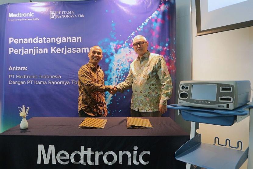  Penandatanganan Perjanjian Kerjasama antara Presdir PT Medtronic Indonesia, Khairul Abdi dan Presdir PT Itama Ranoraya Tbk, Heru Firdausi Syarif.