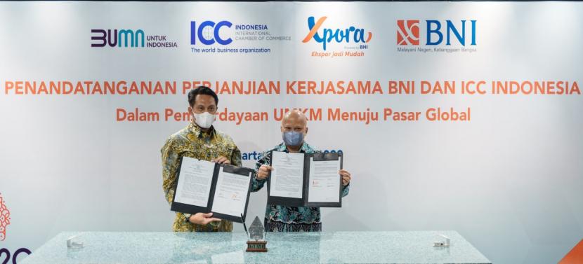  (Ki-ka) Direktur Treasury dan Internasional BNI Henry Panjaitan dengan Presiden ICC Indonesia IIham Akbar Habibie dalam Penandatanganan Perjanjian Kerjasama (PKS) BNI dan ICC Indonesia dalam Pemberdayaan UMKM Menuju Pasar Global di Xpora Hub Gedung Smesco Jakarta, Selasa (12/4/2022).