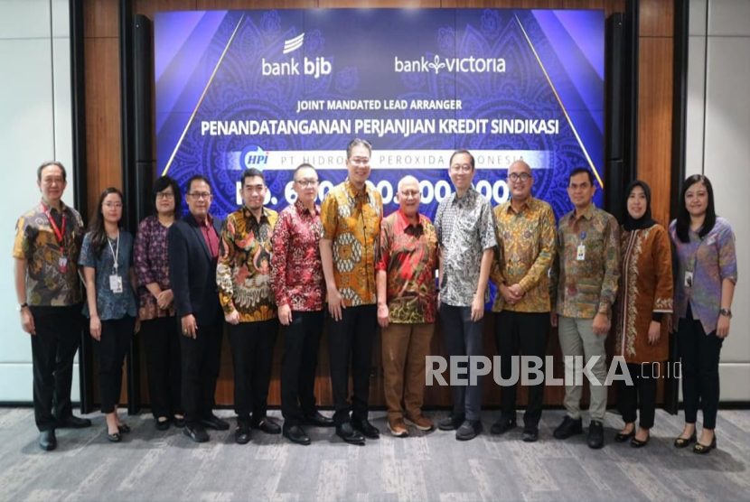 Penandatanganan perjanjian kredit sindikasi untuk PT Hidrogen Peroxida Indonesia (HPI) dilaksanakan pada Selasa (26/8/2025) di T-Tower bank bjb, dihadiri Jajaran Direksi Perbankan Peserta Sindikasi, Manajemen HPI, serta Pemegang Saham. 