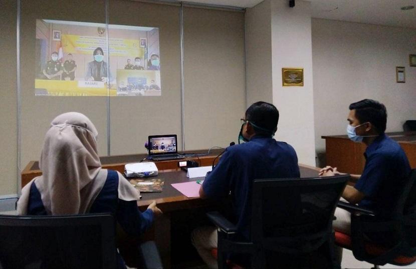 Penandatanganan perpanjangan Kesepakatan Bersama tentang Penanganan Masalah Hukum Bidang Perdata dan Tata Usaha Badan Usaha Wilayah Kota Sukabumi Tahun 2020 dilaksanakan melalui video conference, Kamis (9/4).