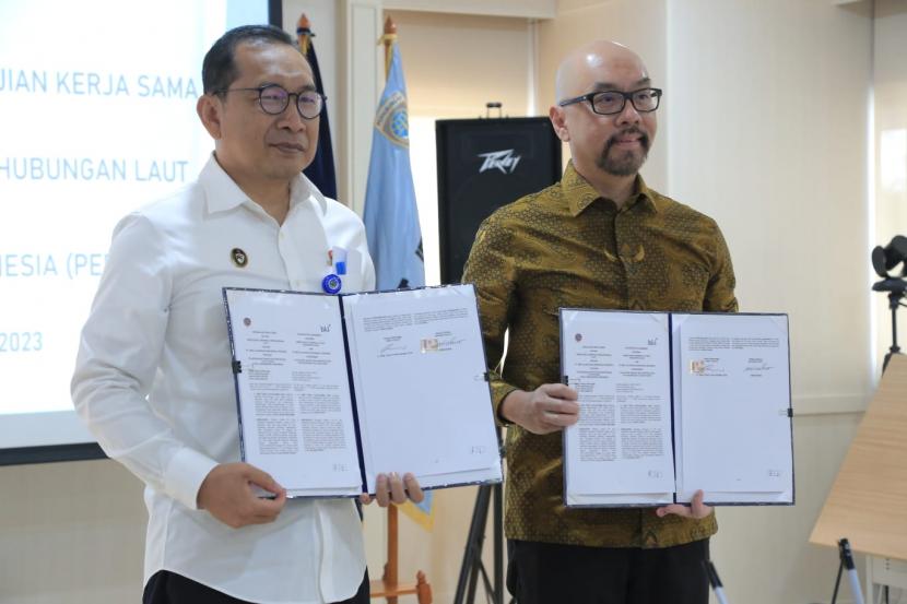 Perpanjangan Perjanjian Kerja Sama  antara Direktur Jenderal Perhubungan Laut Arif Toha dengan Direktur Utama PT BKI Arisudono.