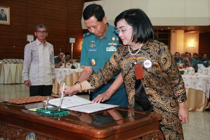 Penandatanganan perpanjangan Perjanjian Kerjasama antara TNI Angkatan Laut dengan  BNI di Gedung Utama Markas Besar TNI AL, Cilangkap, Jakarta, Jumat (29/6).