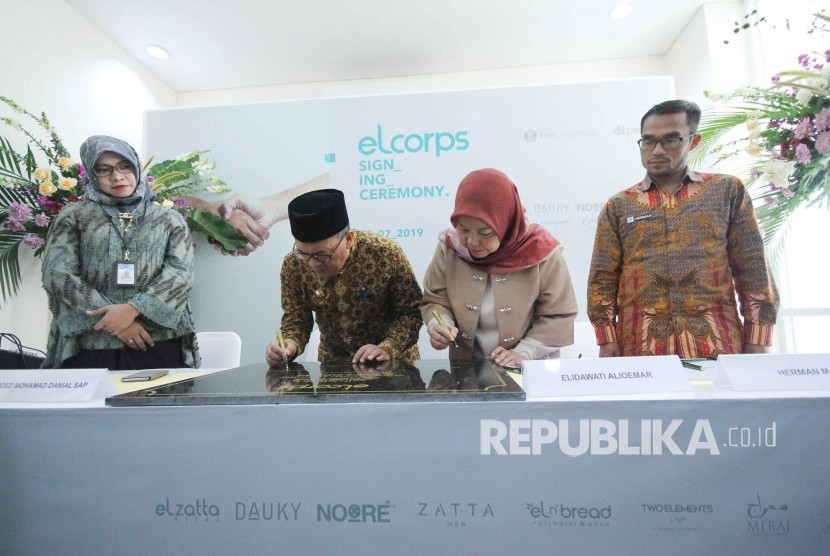 Penandatanganan prasasti Elcorps Building oleh Wali Kota Bandung Oded M Danial dan CEO Elcorps Elidawati Alioemar, di kawasan Cigondewah, Kota Bandung, Kamis (18/7).