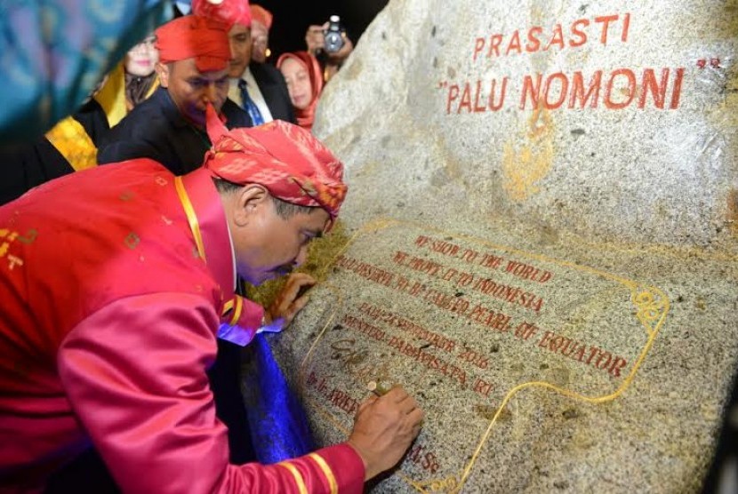 Penandatanganan prasasti Palu Nomoni dalam event festival Palu Nomoni.