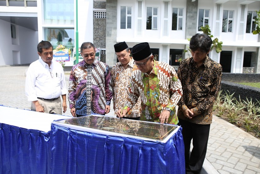   Penandatanganan prasasti peresmian Twin Building KH Ibrahim oleh Ketua Umum PP Muhammadiyah, Dr Haedar Nashir. 