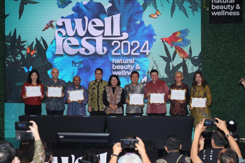 Penandatanganan Program Orang Tua Angkat UMKM Obat Bahan Alam dan Kosmetik di acara Indonesia Wellness Festival (Wellfest) 2024, di Mall Central Park, Jakarta, 2 Agustus 2024. 