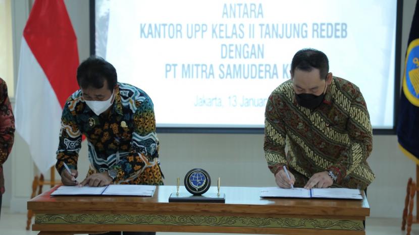 Penandatanganan sewa barang milik negara pada Kantor Unit Penyelenggara Pelabuhan Kelas II Tanjung Redeb Kabupaten Berau, Direktorat Jenderal Perhubungan Laut Kementerian Perhubungan dengan PT Mitra Samudera Kreasi.