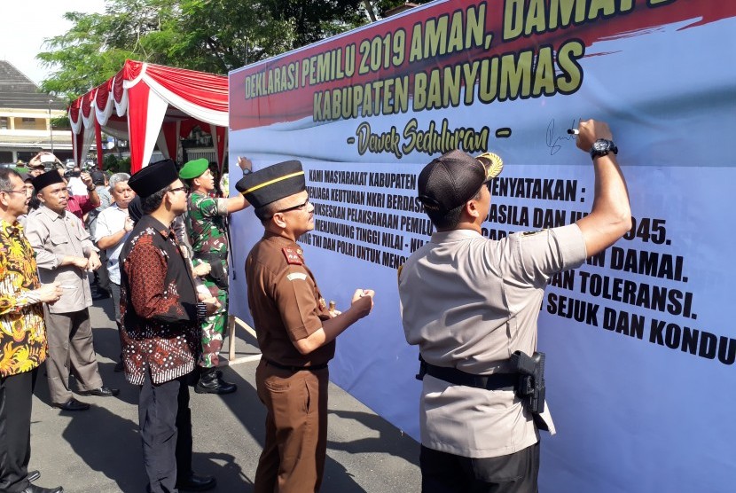  Penandatatanganan deklarasi Pemilu Damai di sela upacara  gelar pasukan untuk pengamanan Pemilu 2019 di Alun-alun Kota Purwokerto. 