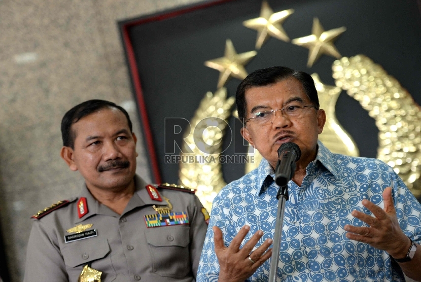 Penanganan Novel Baswedan. (dari kiri) Jenderal (Pol) Badrodin Haiti dan Wakil Presiden Jusuf Kalla menggelar konferensi Pers di Mabes Polri, Jakarta, Sabtu (1/5).