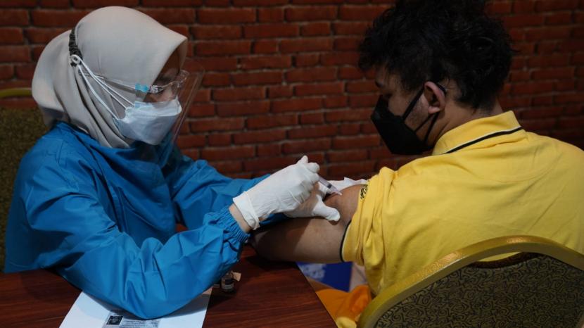  penanganan pandemi Covid-19 lewat vaksinasi ini adalah kunci keberhasilan Indonesia untuk keluar dari daftar negara dengan kasus postitivity rate atau angka penularan Covid-19 tertinggi di Asia saat ini.