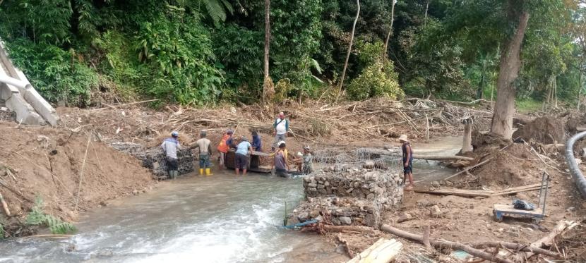 Penanganan persoalan air akibat Bencana longsor di Kampung Cipondok, Desa Pasanggrahan, Kecamatan Kasomalang, Kabupaten Subang, Jawa Barat. 