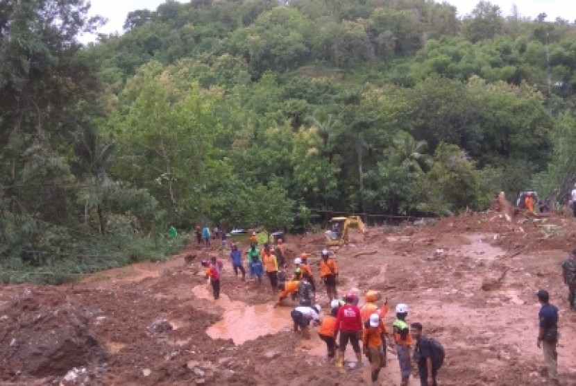 Penanganan tanah longsor di Desa Wukirsari, Kecamatan Imogiri,  Kabupaten Bantul, Senin (18/3) pagi. 