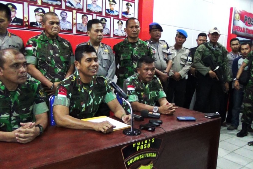 Penanggung jawab Operasi Tinombala yang juga Kapolda Sulawesi Tengah Brigjend Pol Rudy Sufahriadi (kedua dari kiri) memberikan keterangan kepada wartawan (ilustrasi)