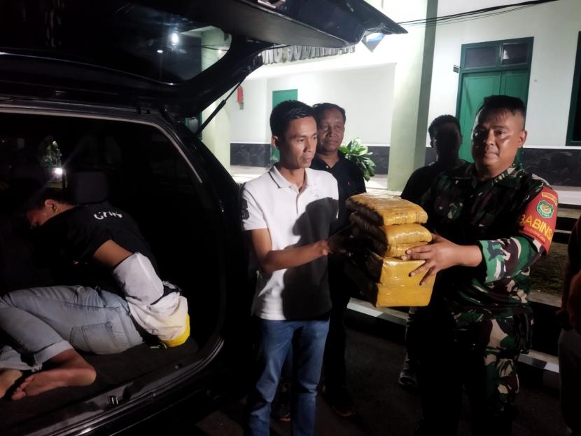 Penangkapan kurir narkoba di Kelurahan Sukahati, Kecamatan Cibinong, Kabupaten Bogor, Kamis (16/3/2023). 
