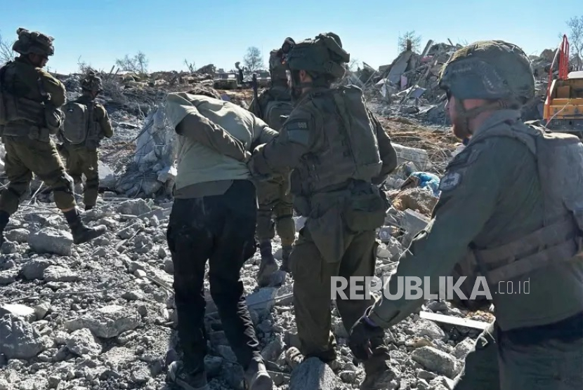 Penangkapan pejuang yang terjebak di terowongan Rafah. 