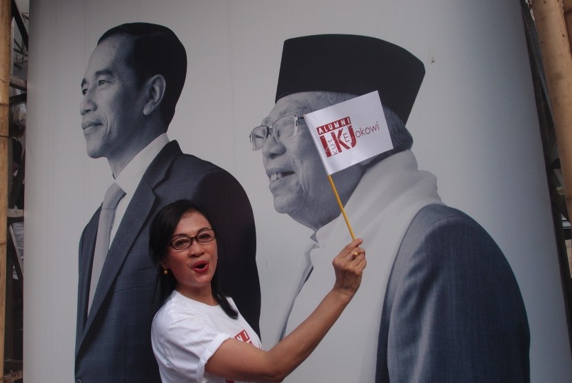 Penani dan pemain film Nungki Kusumastuti mengibarkan bendera saat mengikuti deklarasi Alumni Institut Kesenian Jakarta (IKJ) yang mendukung Capres dan Cawapres nomor urut 01 Joko Widodo-Ma'ruf Amin di Rumah Aspirasi Rakyat #01, Jakarta, Sabtu (9/2/2019). 