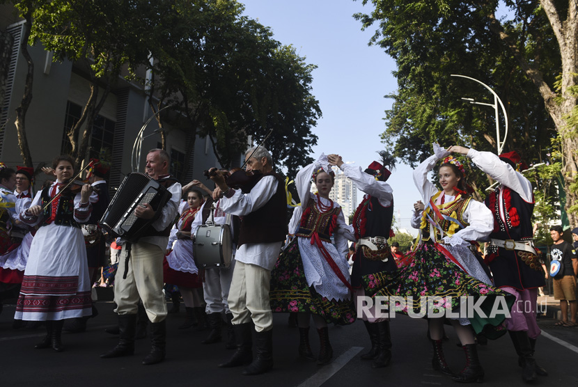 Penari asal Polandia menampilkan musik dan dansa khas negaranya saat Cross Culture International Folk Art Festival 2017 digelar di Surabaya, Jawa Timur, Minggu (16/7). 