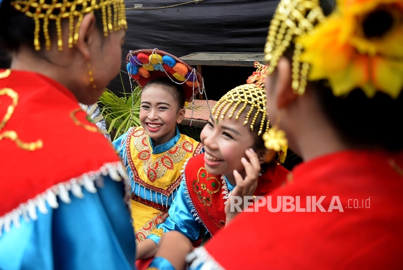 Penari bersap membawakan tarian betawi saat memerihakan festival Condet, Jakarta, Sabtu(29/7).