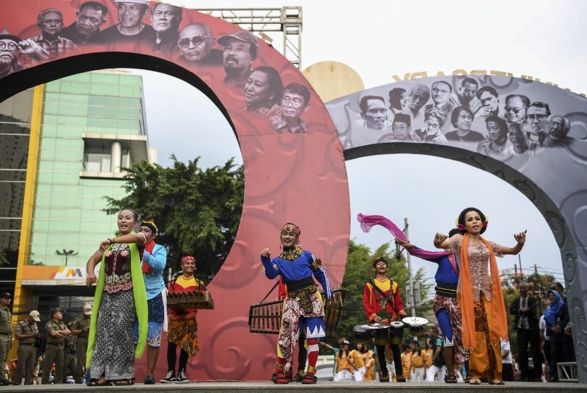 Penari dan musisi tradisional tampil saat mengikuti Cikini Karnaval di Taman Ismail Marzuki, Jakarta.