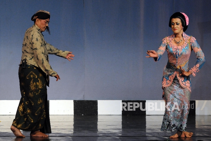 Penari Didik Ninik Thowok (kanan) saat tampil bersama Marwoto pada pergelaran seni tari, musik, dan teater bertajuk Jejak Asa Sang Dewi di Gedung Kesenian Jakarta.