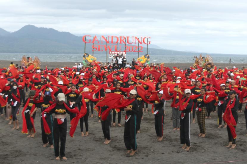 Penari Gandrung berlatih menari kolosal di Pantai Marina Boom, Banyuwangi, Jawa Timur, Jumat (28/10/2022). Latihan tari yang diikuti 1.000 penari Gandrung itu sebagai persiapan Festival Gandrung Sewu yang akan digelar pada Sabtu, 29 Oktober 2022 di Pantai Boom Banyuwangi. 