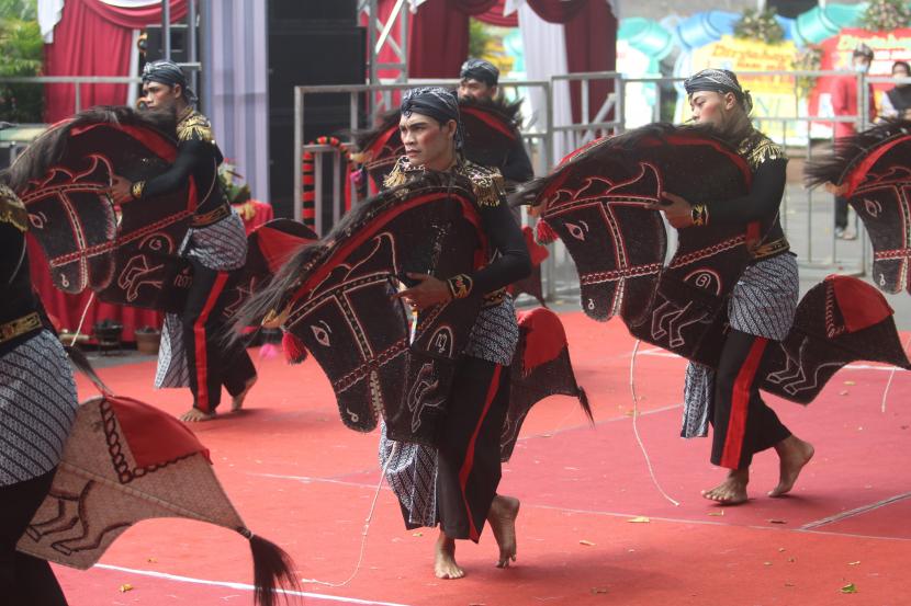 Penari jaranan menampilkan atraksinya di Pendopo Pemkab Kediri, Jawa Timur, Sabtu (26/3/2022). Pertunjukan yang diikuti sejumlah kelompok tari jaranan tersebut untuk melestarikan tari jaranan klasik yang jarang tampil di masyarakat karena tergantikan oleh tari jaranan kreasi. 