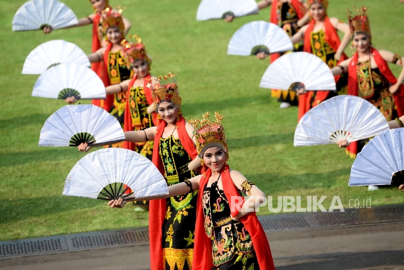 Penari membawakan eksenian Tari Gandrung Banyuwangi sebelum Upacara detik-detik Proklamasi di Istana Merdeka, Jakarta, Kamis (17/8). 
