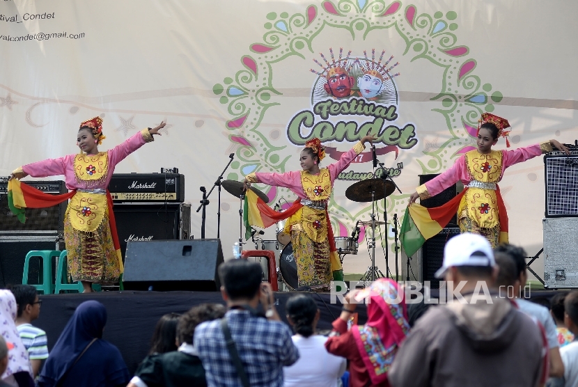 Penari membawakan tarian betawi saat memeriahkan Festival Condet, Jakarta Timur.