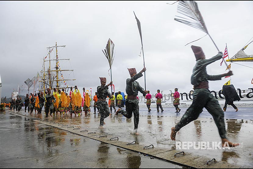 Penari menampilkan drama kolosal Laksamana Malahayati saat acara puncak Sail Sabang di Sabang, Aceh, Sabtu (2/11). Sail Sabang  akan berlangsung hingga 5 Desember 2017