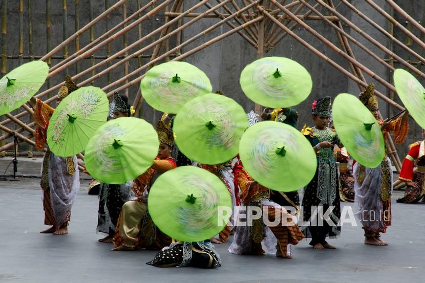 Penari menampilkan pertunjukkan Tari Tatahar pada Festival Payung (Fespin) di Taman Balekambang, Solo, Jawa Tengah.