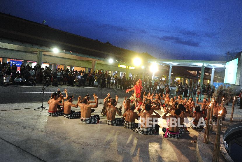 Penari menampilkan Tari Kecak di kawasan Terminal Kedatangan Domestik, Bandara Internasional I Gusti Ngurah Rai, Bali, Minggu (29/12/2019). Pengelola Bandara Ngurah Rai menghadirkan Tari Kecak tersebut untuk mengenalkan kebudayaan Bali serta memberikan hiburan bagi para pengguna jasa bandara pada musim libur Natal 2019 dan tahun baru 2020. 