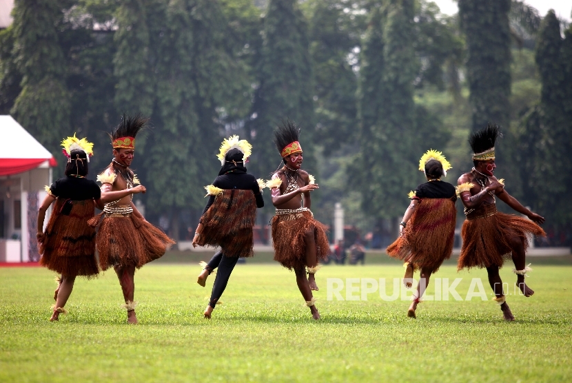 Penari menarikan taripersahabatan usai penutupan Ekspedisi NKRI Koridor Papua Barat tahun 2016 di Lapangan Makopassus, Cijantung, Jakarta, Jumat (3/6).(Republika/Rakhmawaty La'lang)